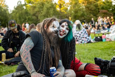 PORTLAND, OR - 18 Haziran 2025: Bedava bir halk dansı etkinliği, Tabor Dağı Dans Partisi, Peninsula Park 'ta büyük bir grup insanın akşamın tadını çıkarmasıyla düzenlenir..