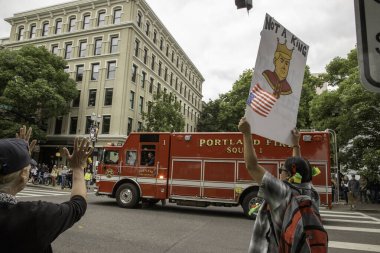 14 Haziran 2025 'te Portland' daki No Kings Protestosu 'nda, Natto Parkway' de Kralsız Protesto 'nun manzarası