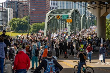 14 Haziran 2025 'te Portland' daki No Kings Protestosu 'nda, Natto Parkway' de Kralsız Protesto 'nun manzarası