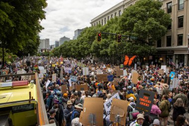 14 Haziran 2025 'te Portland şehir merkezindeki Naito Parkway' deki Dünya İtfaiye Teşkilatı 'nın tepesinden Krallar Yok Protestosu manzarası
