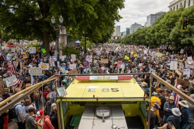 14 Haziran 2025 'te Portland şehir merkezindeki Naito Parkway' deki Dünya İtfaiye Teşkilatı 'nın tepesinden Krallar Yok Protestosu manzarası