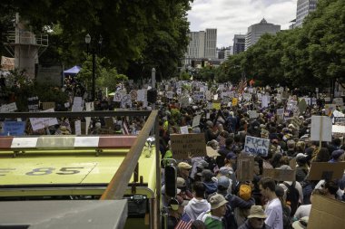 14 Haziran 2025 'te Portland şehir merkezindeki Naito Parkway' deki Dünya İtfaiye Teşkilatı 'nın tepesinden Krallar Yok Protestosu manzarası