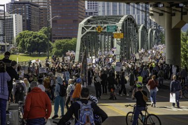 Krallar Yok Protestosu 14 Haziran 2025 'te Portland şehir merkezindeki Hawthorne Köprüsü' nü geçer.