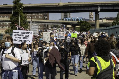 Barışçıl Krallar Protestocuları 14 Haziran 2025 'te Portland şehir merkezindeki Morrison Köprüsü' nü geçtiler.