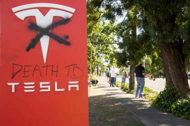 Kralların Protestoları Elon Musk 'un Tesla galerisinin önünde önceki gece çıkan ayaklanmadan kalma grafitiyle düzenlenen son barışçıl protestoyu gerçekleştirdi. Protestocular, Portland, Oregon' da 16 Haziran 'da yapılan Buz Tutuklaması' nın karşısındaki Tesla 'ya Ölüm' ü söyledi..