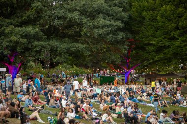 PORTLAND, OR - 18 Temmuz 2025 'te Portland, Oregon' daki Katedral Park Caz Festivali sırasında Revival Brothers Band sahne aldı..