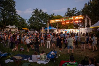 PORTLAND, OR - 18 Temmuz 2025 'te Portland, Oregon' daki Katedral Park Caz Festivali sırasında Revival Brothers Band sahne aldı..