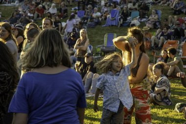 PORTLAND, OR - 18 Temmuz 2025 'te Portland, Oregon' daki Katedral Park Caz Festivali 'nde The Strange Tones sahne alıyor..