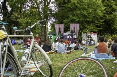 PORTLAND, OREGON - 19 HAZİRAN: Oregon Macera Tiyatrosu 'nun oyuncu kadrosu 19 Temmuz 2025' te Portland, Oregon 'da Laurelhurst Park' ta yapılan bir açık hava gösterisinde The Winter 's Tale' i sahneledi.