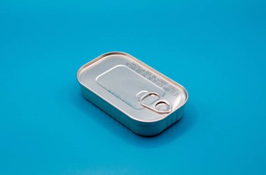 Mavi arka planı olan bir kutu sardalya.