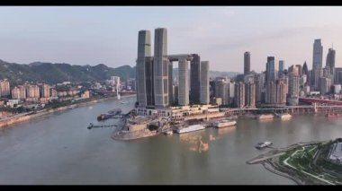 Gün batımında Chongqings 'in yavaş çekim görüntüsü yükselişte, çekiliş şehri ve çalkantılı nehir, Çin' deki bu hareketli metropolün modern mimarisini ve kentsel gelişimini gözler önüne seriyor.