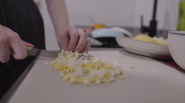 Kadın evde malzemeleri hazırlıyor, parlak mutfakta kaynamış yumurtaları doğruyor, basit yemek anlarını yakalıyor ve gevşetilmiş mutfak rutinlerini yakalıyor.