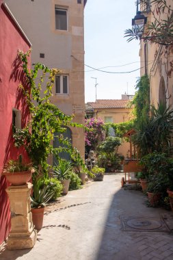 Syracuse, İtalya / 08 / 01 / 22 / street in the old center of Ortigia island, Sicilya, İtalya