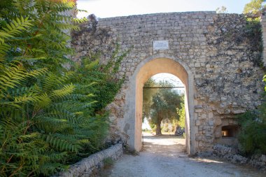 Ancient Noto are  the remains of  original town distroyed  by the earthquake of January 1693. In the latin inscription