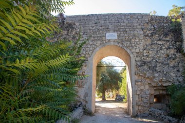 Ancient Noto are  the remains of  original town distroyed  by the earthquake of January 1693. In the latin inscription