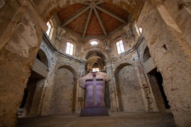 Piazza Armerina 'da, Sant' Anna kilisesinde Igor Mitoraji tarafından 08-04-23 çarmıha gerilme