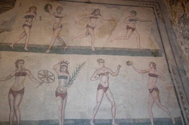 İtalya, Piazza Armerina 'da, 08-04-23' te, Villa romana Casale 'de spor yapan ve bikinilere benzeyen on kızı temsil eden mozaik,,