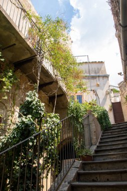 İtalya 'nın Sicilya eyaletinin Modica şehrinin tarihi merkezinde bir cadde.,