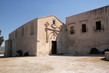 Santa Croce 'un tamamı, XV saniye. Scicli 'ye bakan manastır ve kilise, Ragusa ili, Sicilya, İtalya