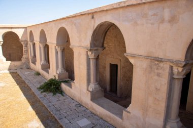 Santa Croce 'un tamamı, XV saniye. Scicli 'ye bakan manastır ve kilise, Ragusa ili, Sicilya, İtalya