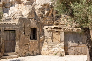 Scicli, İtalya 'da, 06-08-22' de, iki çocuk San Bartolomeo mağarasında Rupestrian 'da oturuyor.