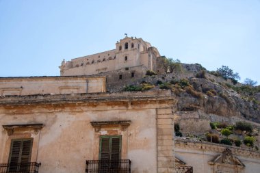 Santa Croce 'un tamamı, XV saniye. Scicli 'ye bakan manastır ve kilise, Ragusa ili, Sicilya, İtalya