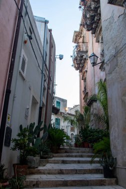 Sicilya, Ragusa İbla 'daki eski sarayın barok detayları. İtalya