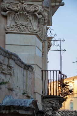 Sicilya, Ragusa İbla 'daki eski sarayın barok detayları. İtalya
