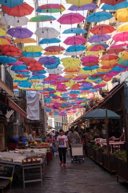 Catania, İtalya 'da, 07-08-22' de - tarihi merkezin sokaklarında asılı duran dekoratif şemsiyeler