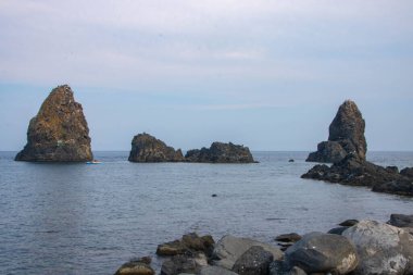 Kiklops Riviera denilen yerde, Aci Trezza açıklarında lavic kaya oluşumu.