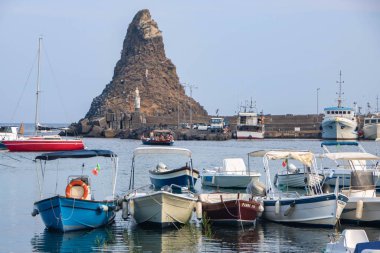 Aci Trezza, İtalya 'da, 08-08-22' de, Kiklop Adaları denilen küçük liman ve kendine özgü lavic kaya oluşumu