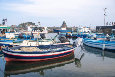 Aci Trezza, İtalya 'da, 08-08-22' de, Kiklop Adaları denilen küçük liman ve kendine özgü lavic kaya oluşumu