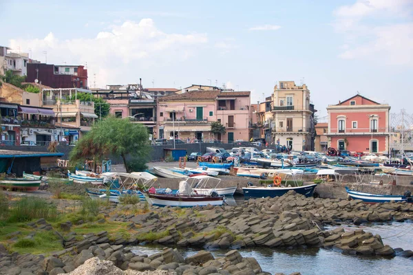 Aci Trezza Italië Kleine Haven Kenmerkende Lavische Rotsformatie Genaamd Eilanden — Stockfoto