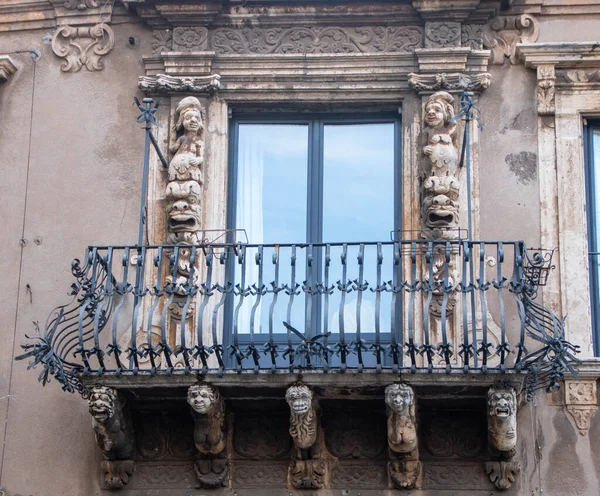 이탈리아 시실리의아 발코니 장식에 나오는 바로크 부점들 — 스톡 사진