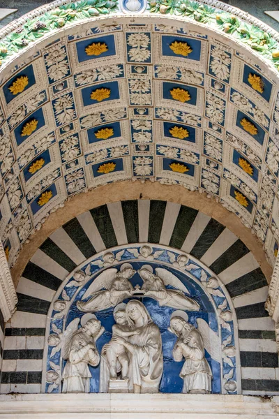 대성당의 현관에 안드레아 로비아 마돈나와 1505 — 스톡 사진