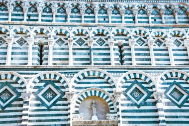 Pistoia, İtalya 'da, 07-12-19' da, San Giovanni Fuorcivitas Kilisesi, Roma tarzında, beyaz mermer ve yeşil yılan taşıyla süslenmiş.