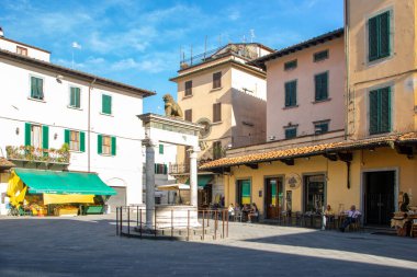 PIstoia-İtalya 'da 012-07-2020' de Piazza della Sala ve Leoncino Toskana şehrinin tarihi merkezi.,
