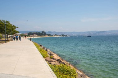 İspanya, Cangas 'ta 08-27-22' de deniz ve kıyı manzarası