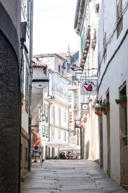 Santiago de Compostela, İspanya 'da Ağustos 2022' de Galiçya 'nın tarihi merkezinin güzel mimarisi