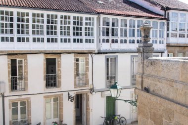 Santiago de Compostela, İspanya 'da Ağustos 2022' de Galiçya 'nın tarihi merkezinin güzel mimarisi