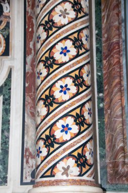 Santa Teresa degli Scalzi 'de işlenmiş mermer süsleme, Napoli' nin tarihi merkezindeki kilise, İtalya