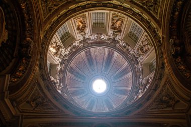 Santa Teresa degli Scalzi 'deki kasanın kubbesi, Napoli' nin tarihi merkezindeki kilise, İtalya