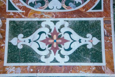 Santa Teresa degli Scalzi 'de işlenmiş mermer süsleme, Napoli' nin tarihi merkezindeki kilise, İtalya