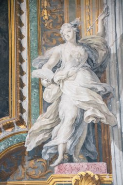 İtalya 'nın Napoli şehrinin tarihi merkezindeki Santa Teresa degli Scalzi kilisesinde dekorasyon