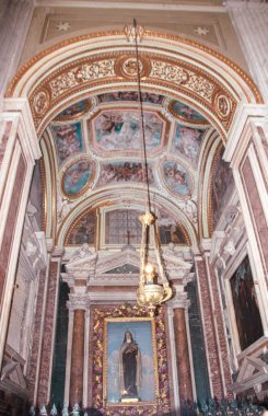 Santa Teresa degli Scalzi 'nin içi, İtalya' nın Napoli şehrinin tarihi merkezindeki kilise.