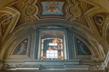 Santa Teresa degli Scalzi 'nin içi, İtalya' nın Napoli şehrinin tarihi merkezindeki kilise.