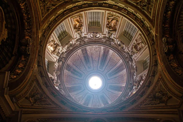サンタ テレサ デッリ スカルジのボールトのドーム ナポリの歴史的中心部の教会 イタリア — ストック写真