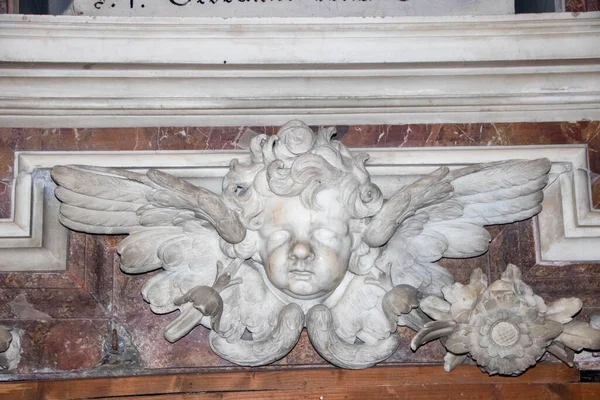 이탈리아 나폴리의 역사적 중심지에 테레사데 스칼라지에 바로크 스타키에 천사의 조각상 — 스톡 사진