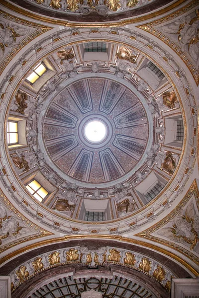 サンタ テレサ デッリ スカルジのボールトのドーム ナポリの歴史的中心部の教会 イタリア — ストック写真