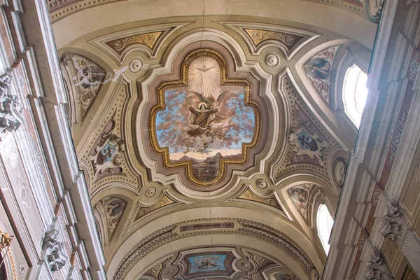 サンタ テレサ デッリ スカルジ ナポリ イタリアの歴史的中心部の教会のインテリア — ストック写真